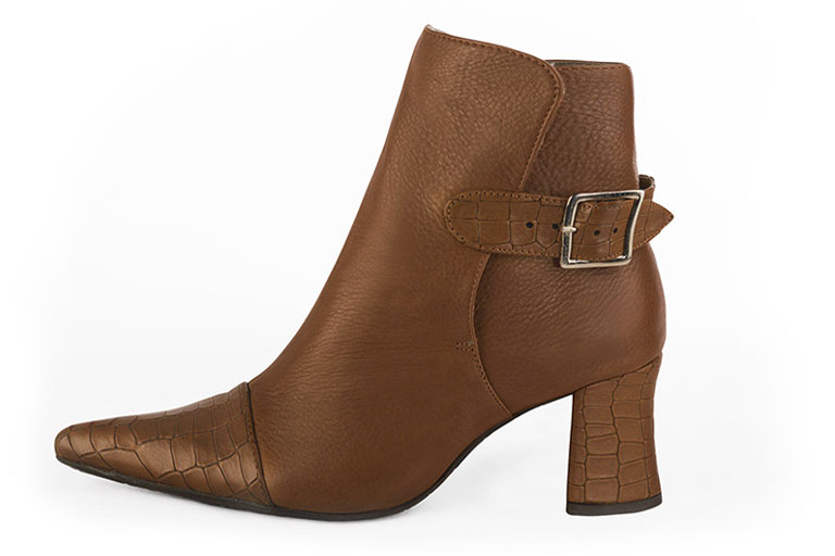 Caramel brown women's ankle boots with buckles at the back. Tapered toe. Medium flare heels. Profile view - Florence KOOIJMAN